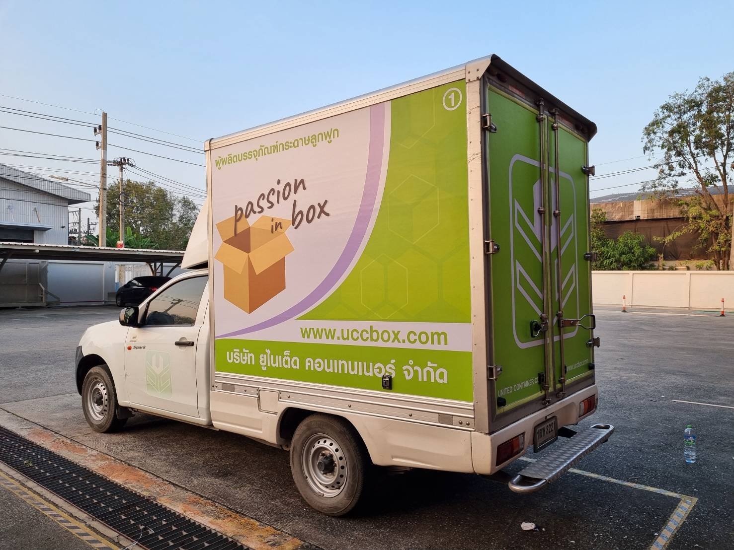 งานติดตั้งติดสติ๊กเกอร์รถกระบะตู้ทึบ