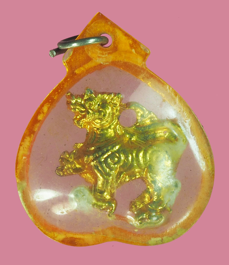 *38042 สิงห์ตะกั่วชุบทอง ผูกพัทธสีมา หลวงปู่ทิม วัดระหารไร่ ระยอง เลี่ยมพลาสติกเดิมจากวัด 12