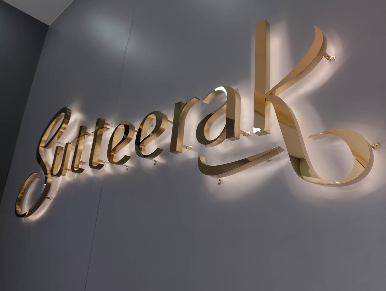 ป้ายอักษรไฟออกหลัง อักษรสแตนเลสหน้าทองไฟออกหลัง