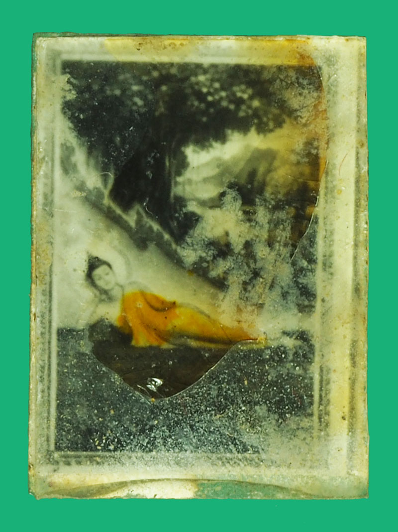 *37786 รูปอัดกระจก ในหลวงรัชกาลที่ 9 หลังพระประจำวัน ไม่ทราบที่และัปีสร้าง 4