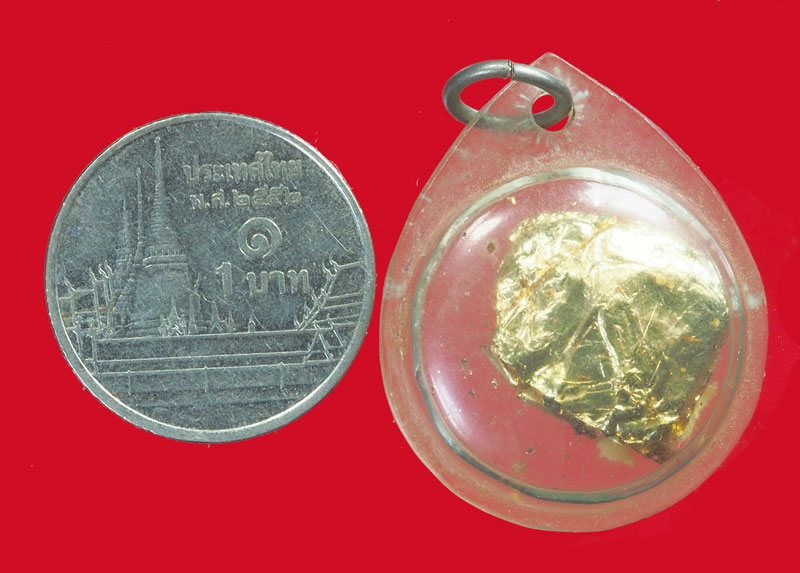 *33472 เครื่องรางปิดทอง เลี่ยมพลาสติกเก่า ไม่ทราบอาจารย์ 12