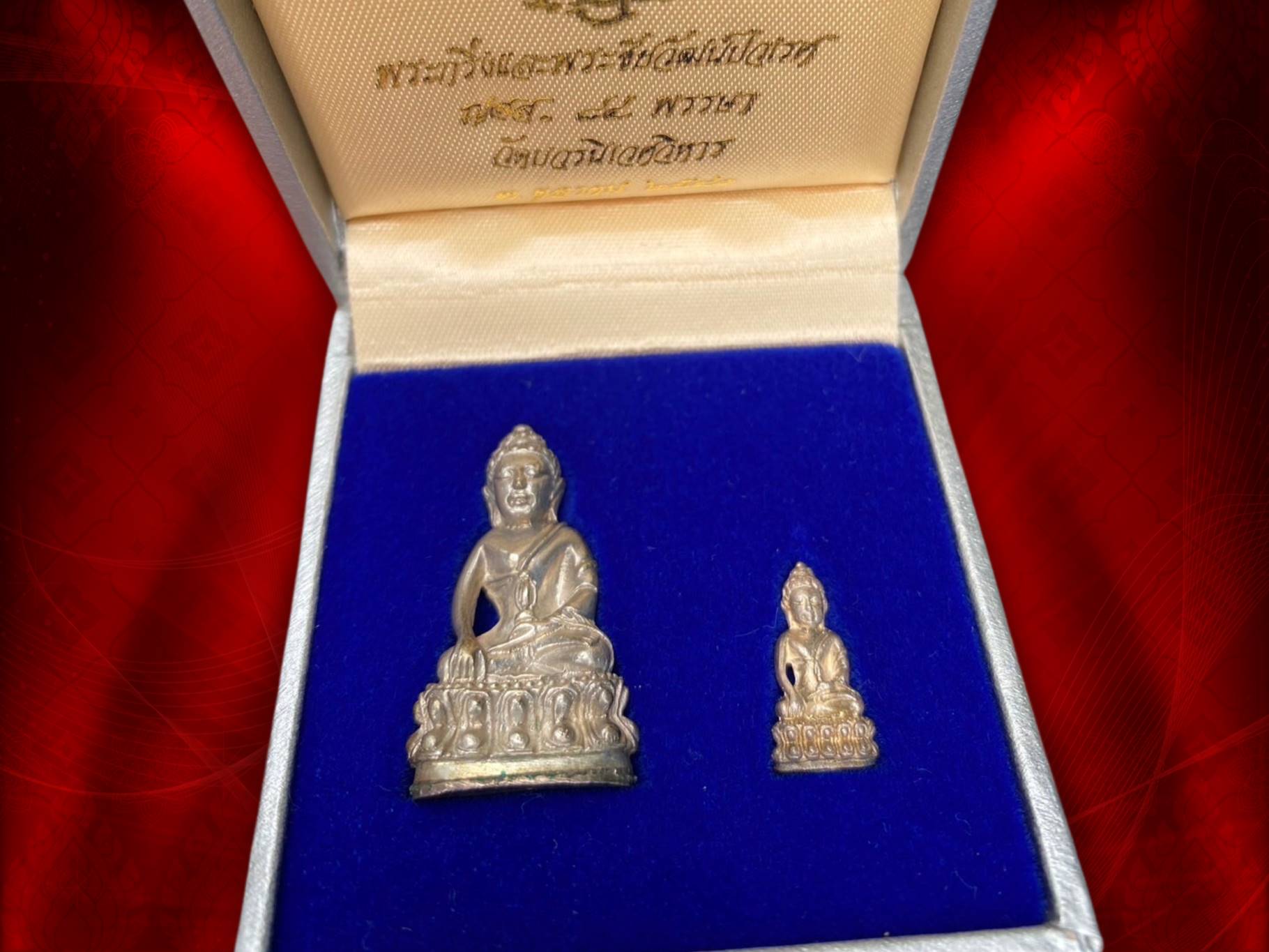 พระกริ่ง พระชัยวัฒน์ ปวเรศ 84 พรรษา สมเด็จพระญาณสังวร สมเด็จพระสังฆราช เนื้อเงิน พร้อมกล่อง ภายในบรรจุมวลสารจิตรลดา และเส้นพระเกศา และมวลสารศักดิ์สิทธิ์ ปี 2540