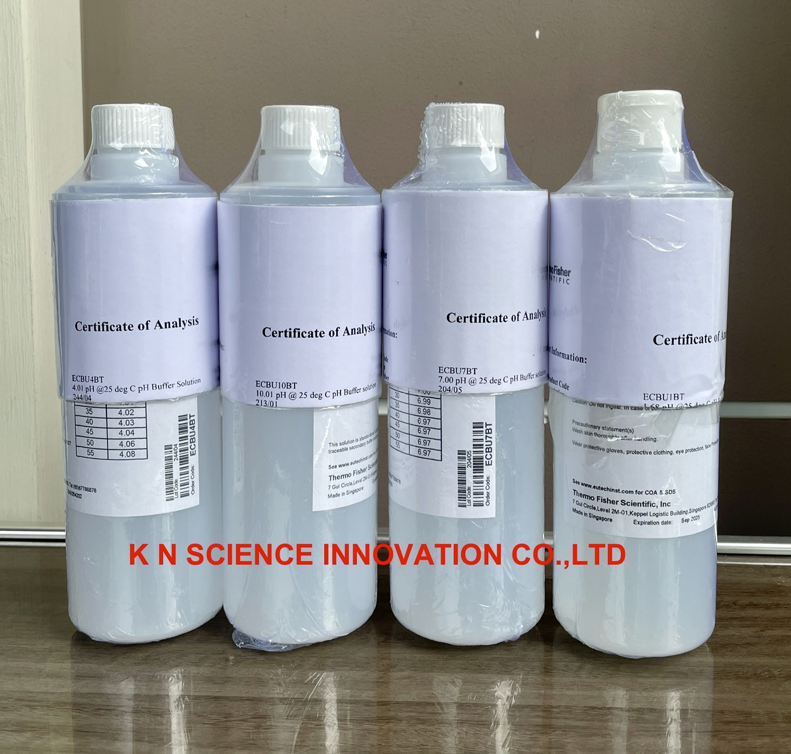 บัฟเฟอร์มาตรฐาน ( pH Buffer Standard ) รุ่น ECBU4BT , pH 4.01 Buffer Solution, 480 ml ยี่ห้อ Eutech / Singapore ECBU4BT