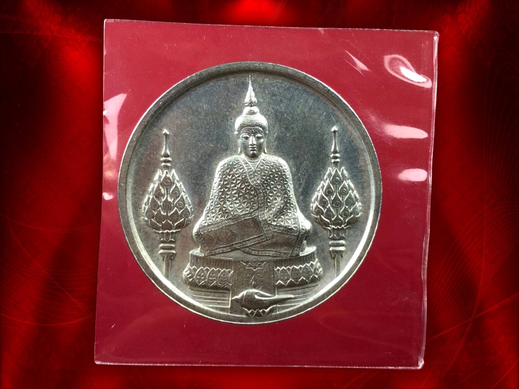 เหรียญพระแก้วมรกต ภปร. ทรงฤดูหนาว ฉลองกรุงรัตนโกสินทร์ 200 ปี พ.ศ.2525 พระราชศรัทธา (เนื้อเงิน) มีกล่องเดิมๆ ครบถ้วน เหรียญใหญ่ครับ