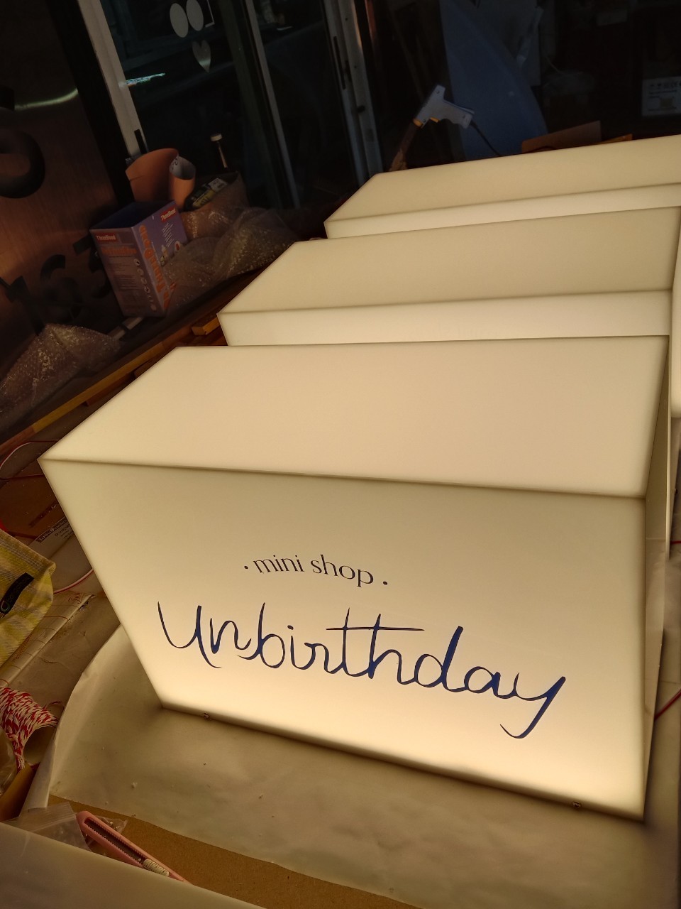 กล่องไฟอะคริลิค ไฟออกรอบตัว ขนาด 30x45 cm