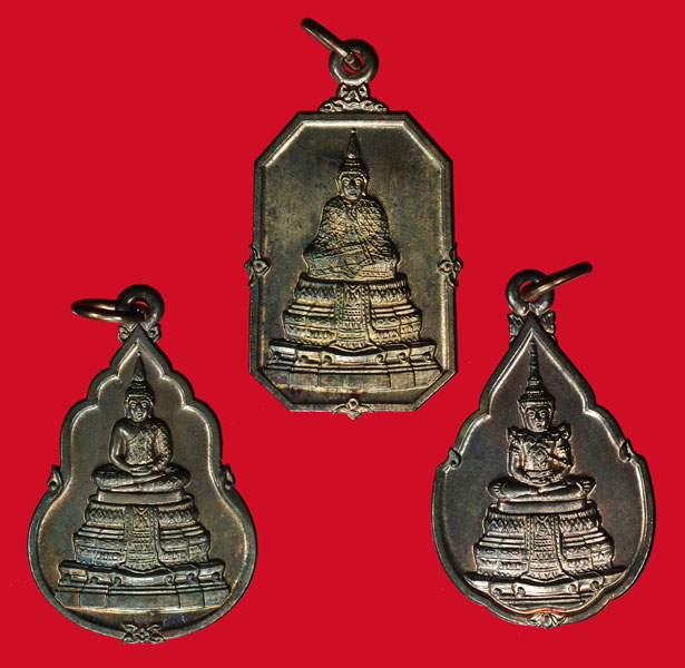 *36746 เหรียญพระแก้วมรกต สามฤดู ธนาคารกรุงไทย จัดสร้าง ปี 2525 พร้อมกล่องเดิม(หลวงปู่ดู่ วัดสะแก ร่วมปลุกเสก) 10