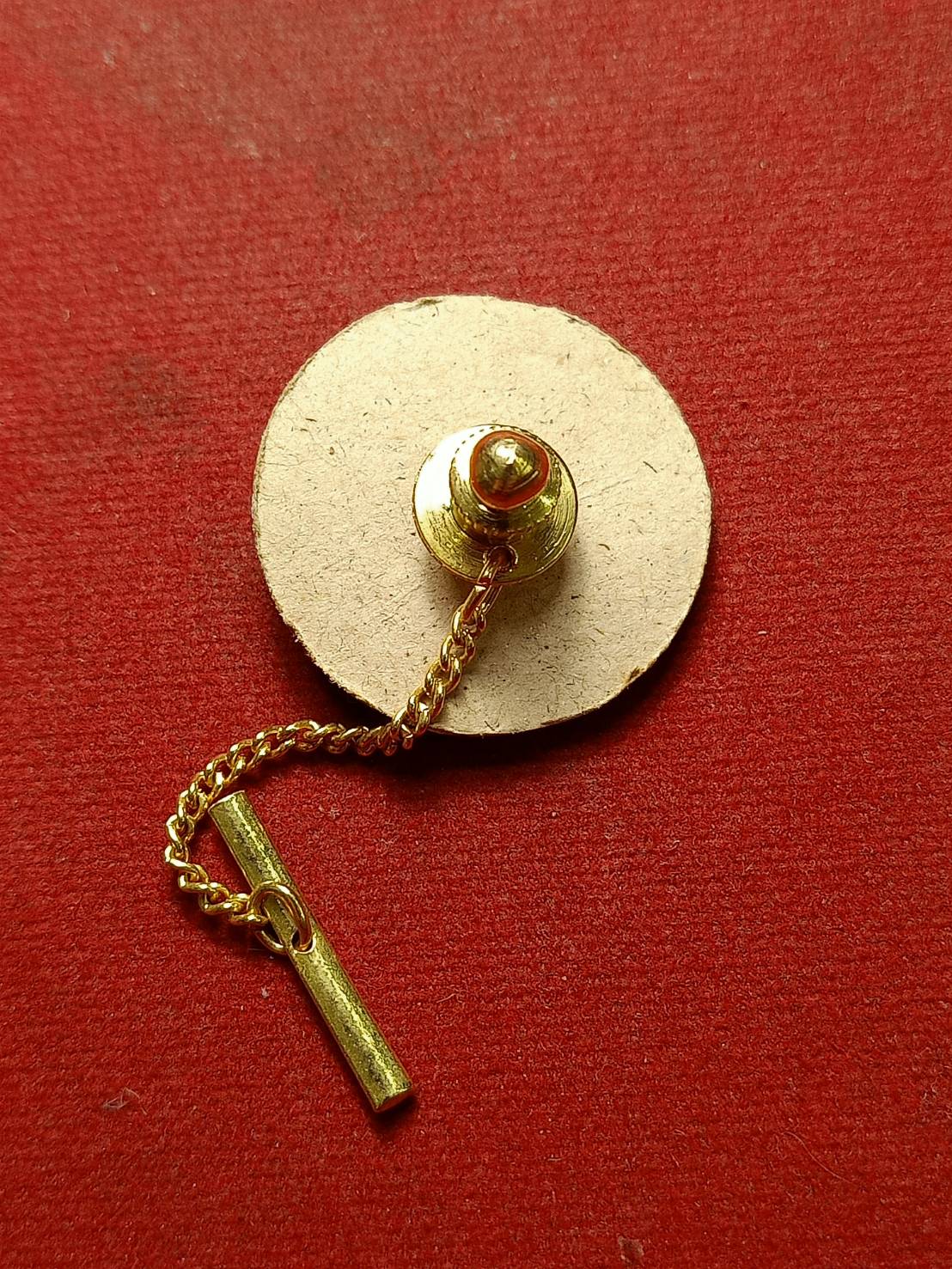 เข็มกลัดตุ้งติ้ง หลวงพ่อโสธร ชุบกะไหล่ทองลงยา วัดโสธรวรารามวรวิหาร จ.ฉะเชิงเทรา ปี 2521 (SKU-12274)