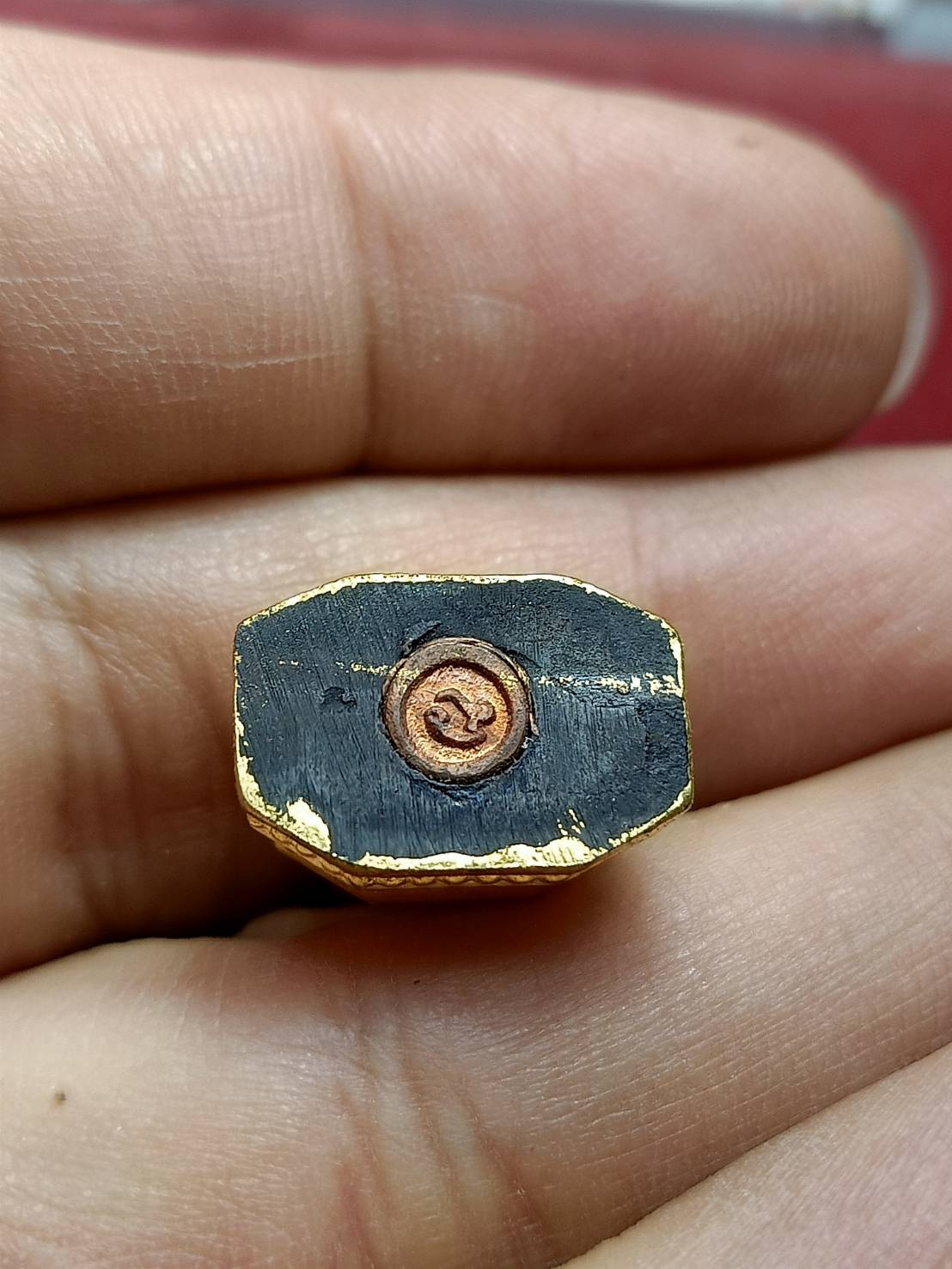 พระกริ่งรุ่งอรุณ เนื้อกะไหล่ทอง พระเจ้าอยู่หัวรัชกาลที่ 2 ครองราชย์ 200 ปี ออกปี 53 วัดอรุณ พร้อมกล่อง (SKU-08325)