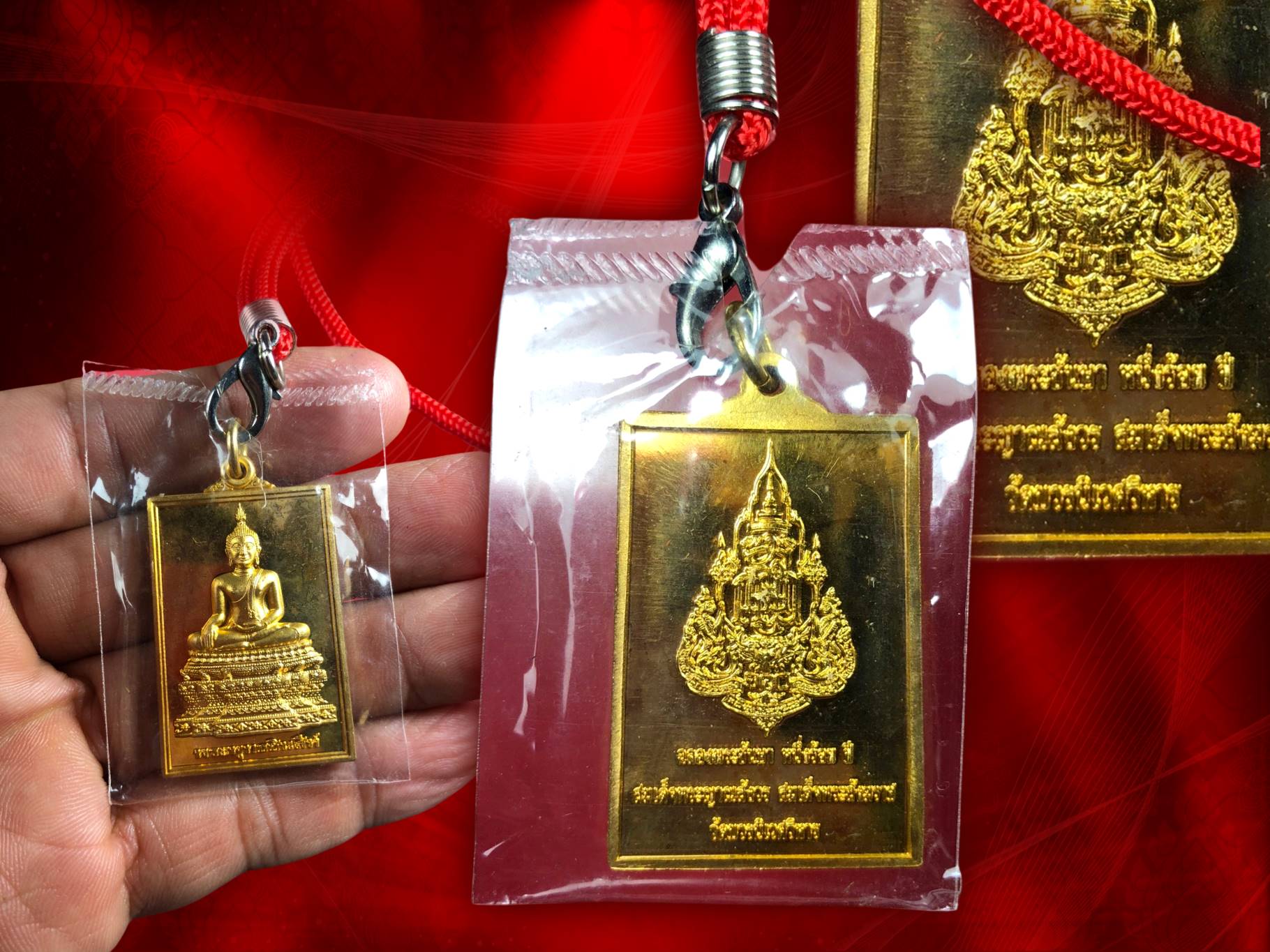 สมเด็จพระพุทธชินสีห์ หลังตรางานฉลองพระชันษาครบ 100 ปี สมเด็จพระญาณสังวร สมเด็จพระสังฆราชเจ้า วัดบวรนิเวศวิหาร 3 ตุลาคม 2556 เนื้อกะไหล่ทองปัดเงา มาพร้อมสายคล้องคอพร้อมบูชาขึ้นคอได้เลย ครับ