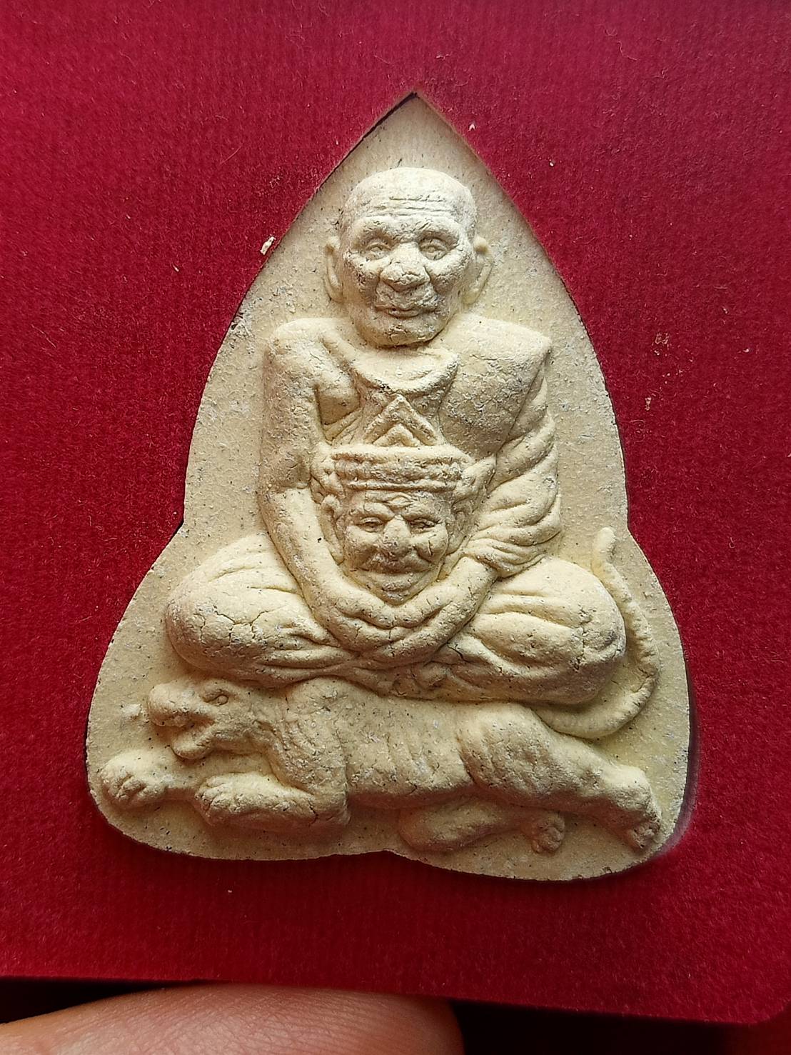 พระผงรูปเหมือน หลวงปู่กาหลง เขี้ยวแก้ว วัดเขาแหลม จ.สระแก้ว พร้อมกล่อง (SKU-13054)