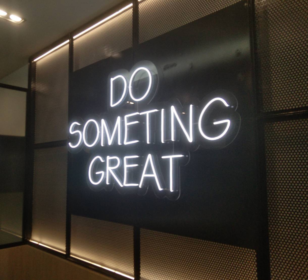 งานติดตั้งป้ายไฟนีออนดัด LED แสงสีขาว ขนาดรวม 142×78cm.