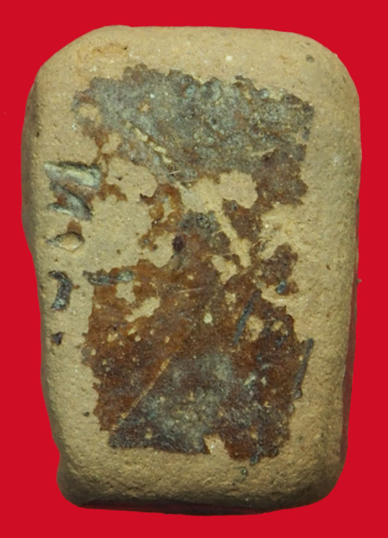 *37034 พระพิมพ์ลักษณะเหมือนกัญหาชาลี หรือ สวนสอง เนื้อดิน ลักษณะเนื้อเคลือบเเล็คเก่า ไม่ทราบที่ 9.1