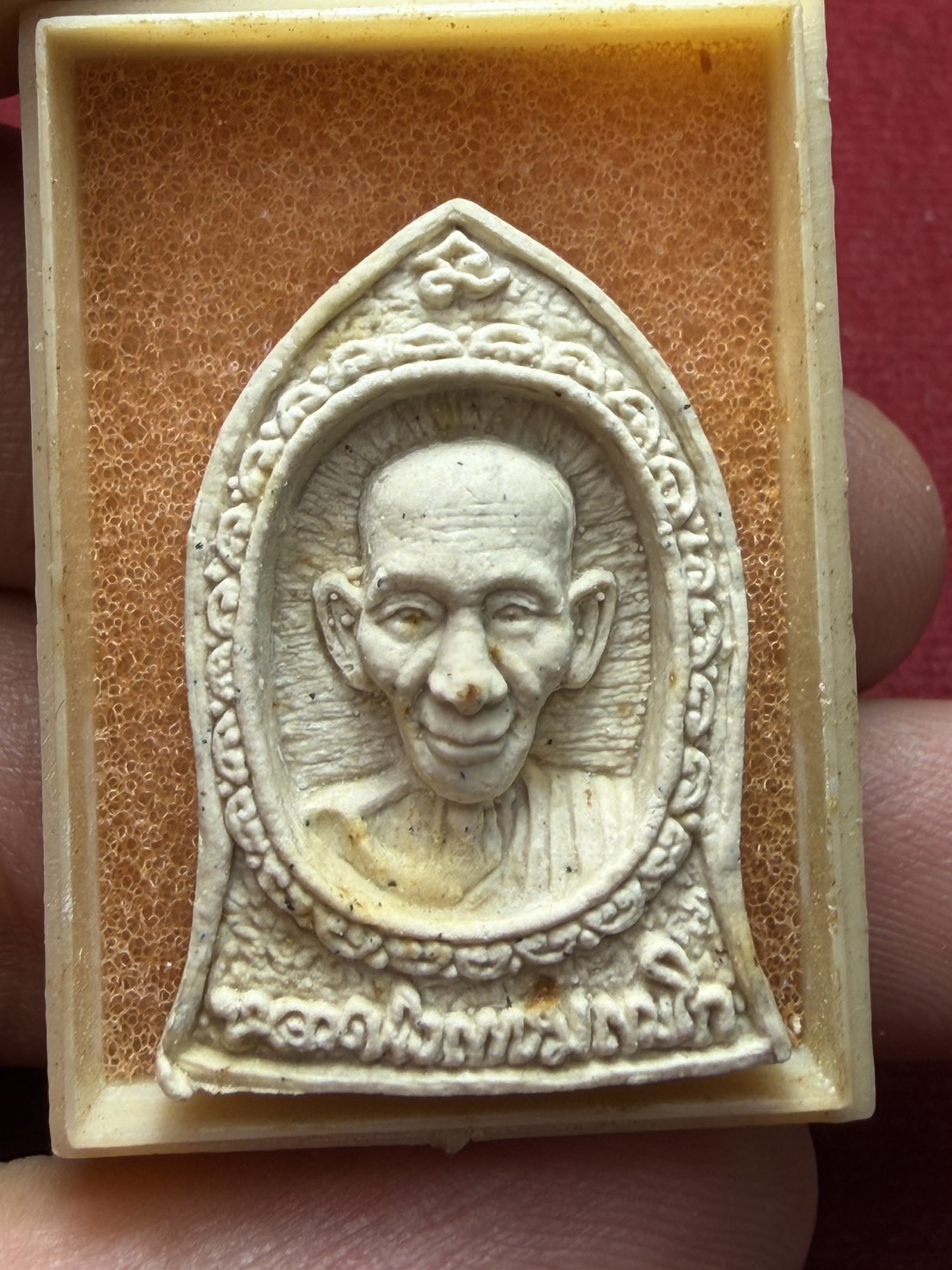 พระผงหลวงพ่อเกษม สุสานไตรลักษณ์ จ.ลำปาง ปี 2534 พร้อมกล่อง (SKU-13300)