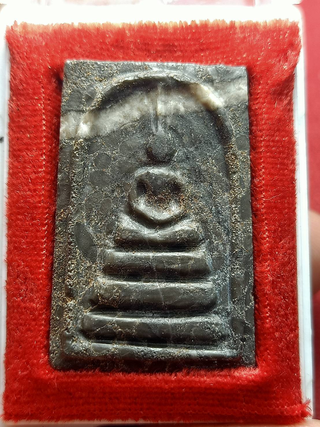 พระสมเด็จข้าวสารหิน รุ่นหนึ่งศตวรรษ พิมพ์ใหญ่ หลวงปู่บุดดา ถาวโร วัดกลางเจริญสุข จ.สิงห์บุรี พร้อมกล่อง (SKU-12830)