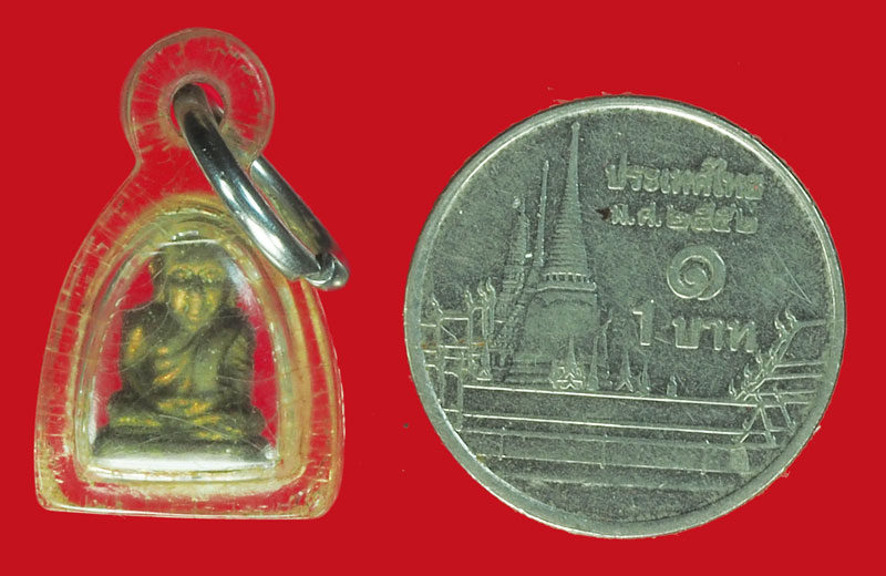 *38061 พระหลวงพ่อเงิน พิมพ์เล็ก เลี่ยมพลาสติกเก่าหลายสิบปี ลักษณะคล้ายกับหลวงพ่อเงินพิมพ์เล็กช้างคู่ 53