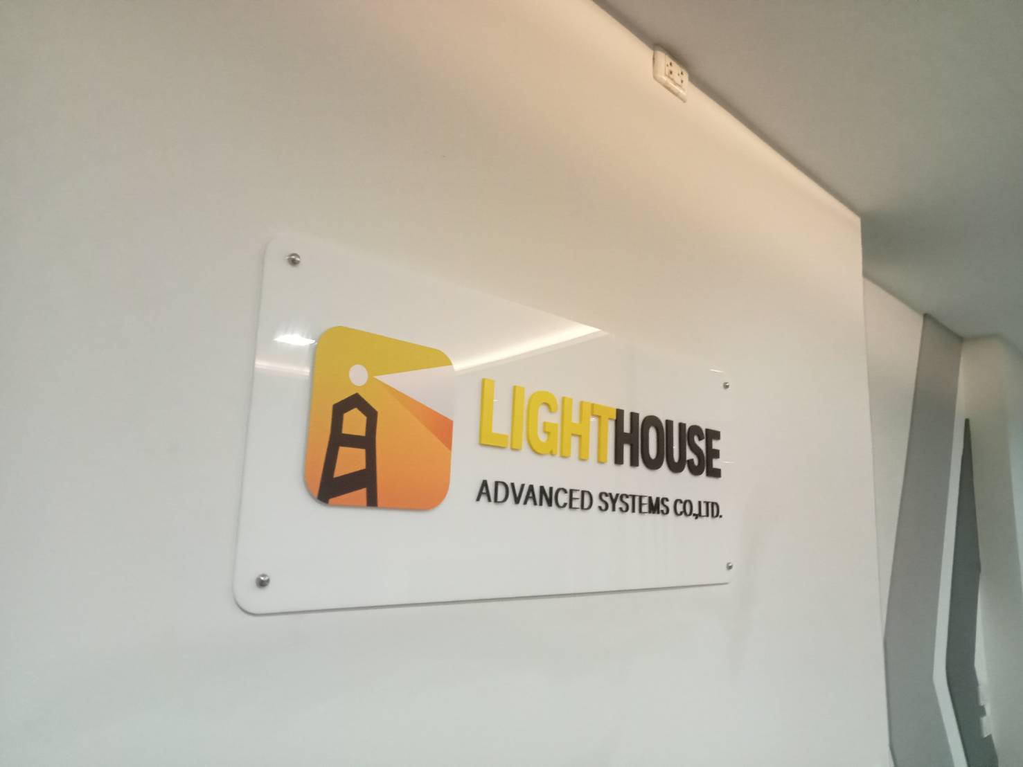 ป้ายอะคริลิคขาวติดอักษรอะคริลิคไดคัท