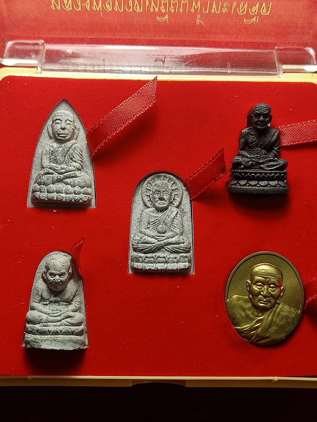 พระชุดของขวัญ 5 องค์ หลวงพ่อทวดเหยียบน้ำทะเลจืด รุ่นครบรอบกระทรวงกลาโหม 115 ปี ปลุกเสดวัดพะโค๊ะ จ.สงขลา ปี 2545 พร้อมกล่อง (SKU-07636)