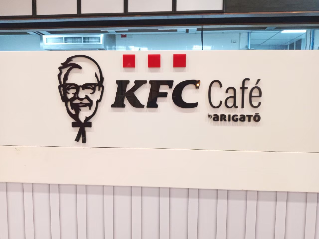 งานตกแต่งป้ายและสติ๊กเกอร์ร้านไก่ KFC
