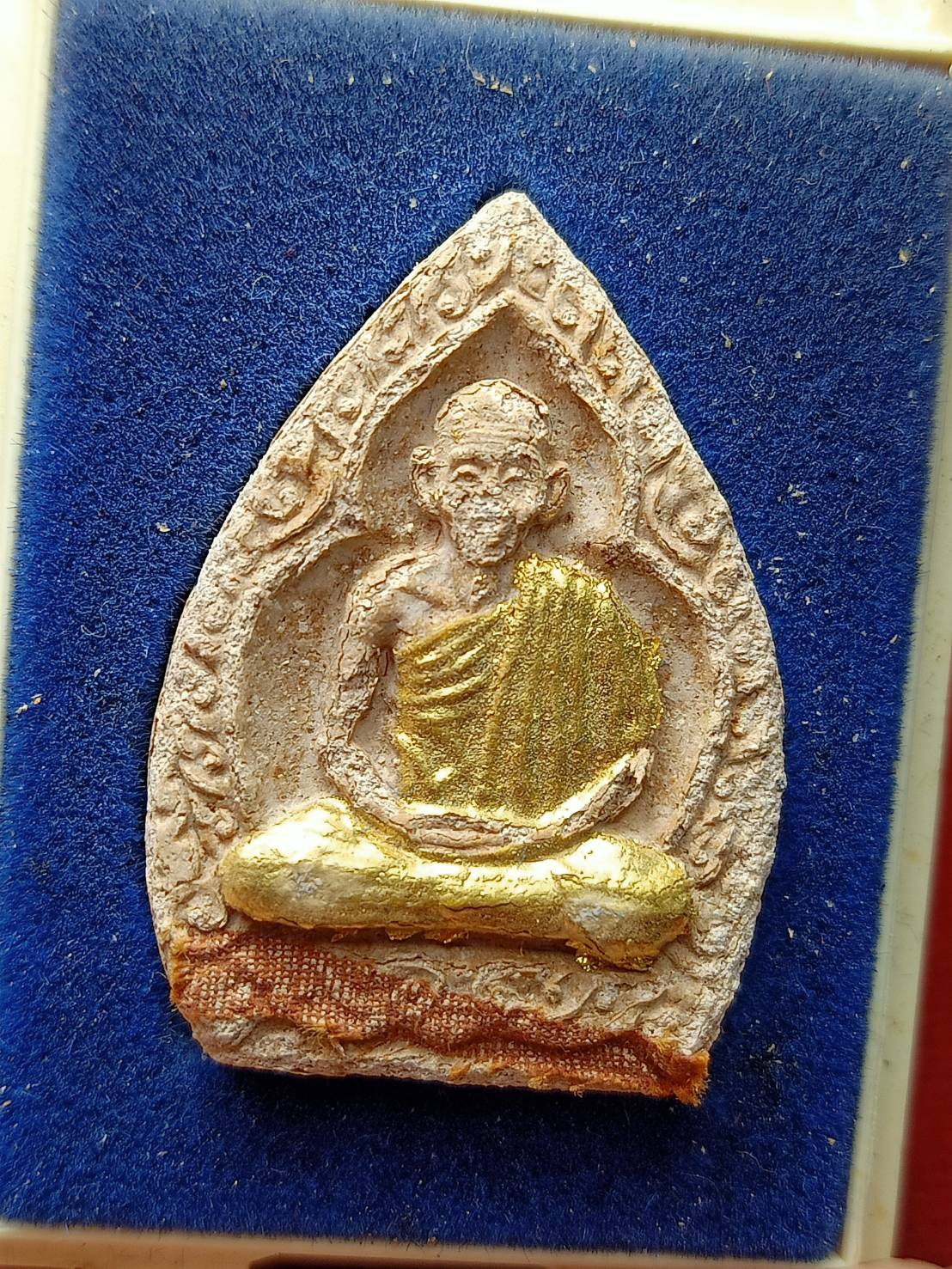 พระผงรูปเหมือน หลวงพ่อเกษม เขมโก สุสานไตรลักษณ์ จ.ลำปาง ปี 2535 พร้อมกล่อง (SKU-13025)