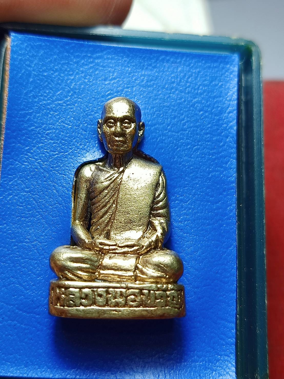 รูปหล่อหลวงพ่อขวัญ ปวโร วัดบ้านไร่ จ.พิจิตร รุ่น 8 รอบ ปี 2547 พร้อมกล่อง (SKU-11799)