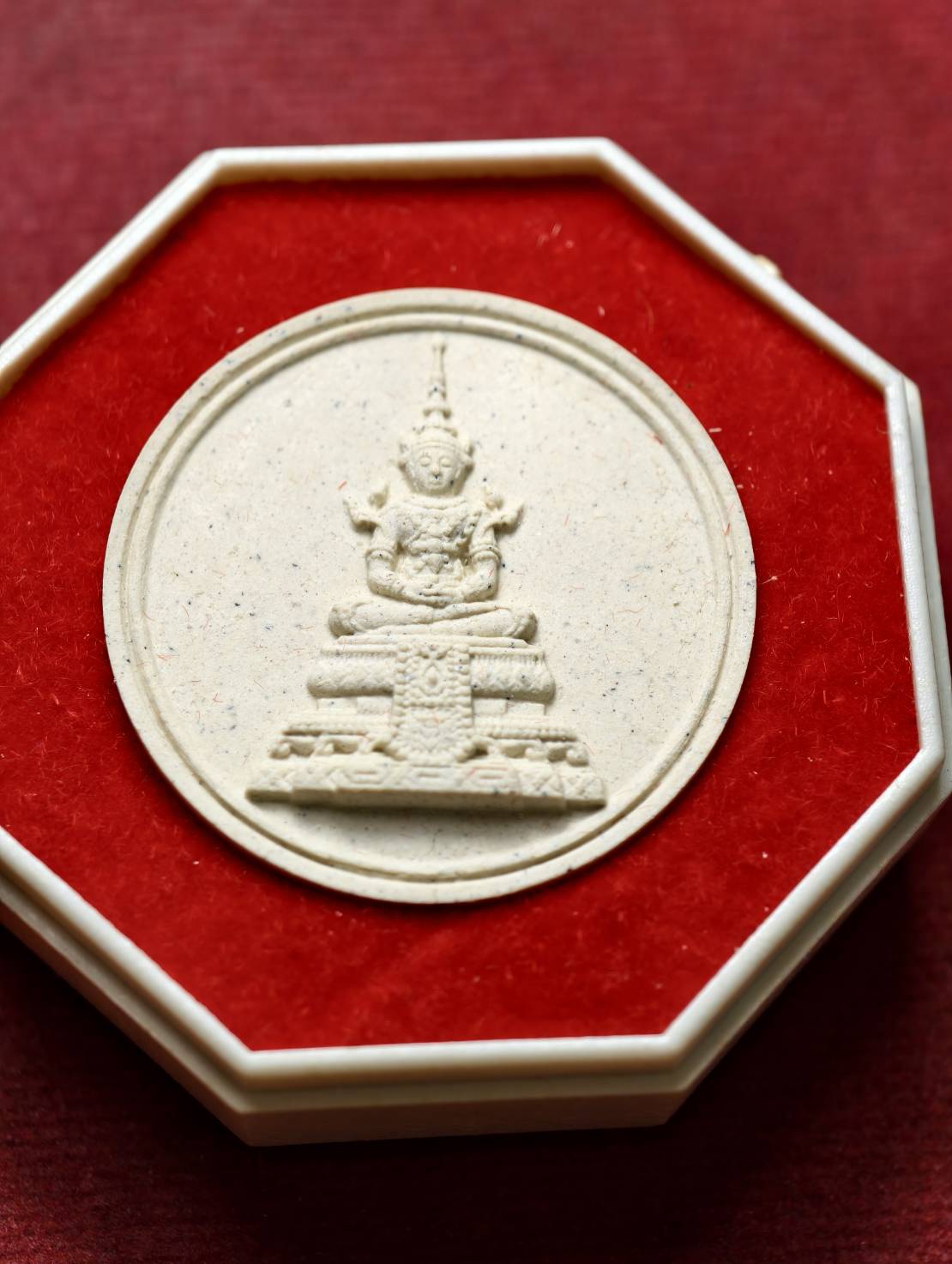 พระผงพระแก้วมรกต วัดพระศรีรัตนศาสดาราม (วัดพระแก้ว) สำนักพระราชวัง ปี 2550 พร้อมกล่อง (SKU-13654)