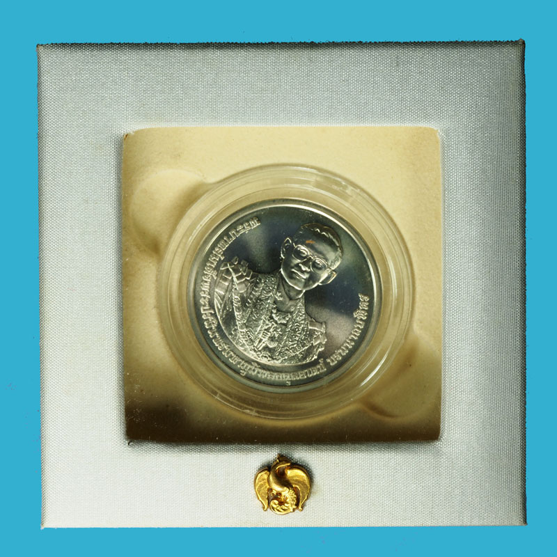 *36907 เหรียญที่ระลึกพระราชพิธีถ่ายพระเพลิงพระบรมศพ ในหลวงรัชกาลที่ 9 พร้อมกล่องเดิม เนื้อเงิน 5