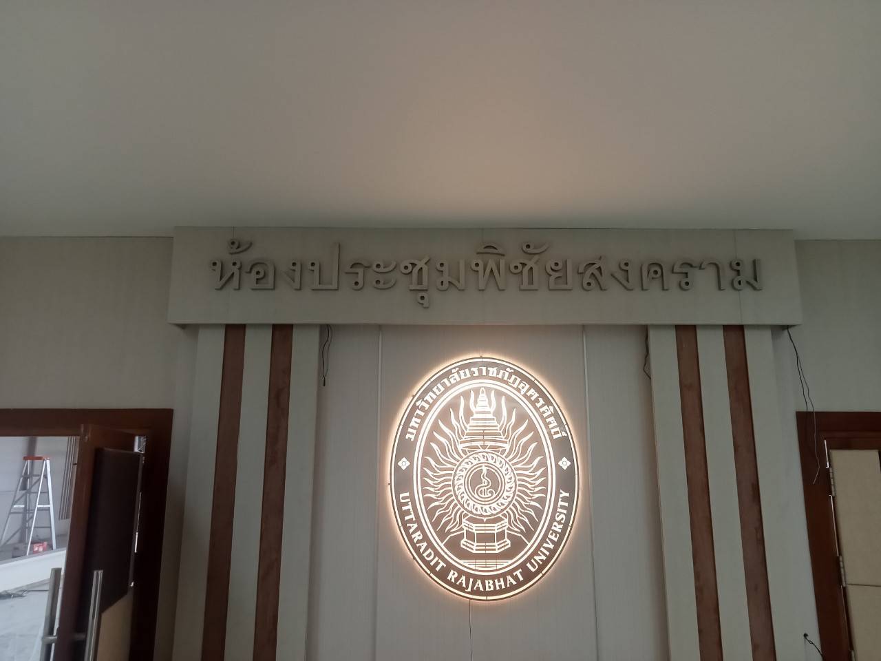 ป้ายอักษรซิงค์ทำสีไฟออกหลัง โลหะสแตนเลสแฮร์ไลน์ สแตนเลสหน้าทองไฟออกหลัง