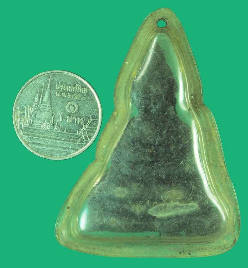 *38700 พระท่ากระดานเนื้อผงคลุกรัก เลี่ยมพลาสติกเก่า ไม่ทราบที่ (สภาพไม่สมบูรณ์ มีรอยหักยังไม่ได้ซ่อมสันติฐานเป็นพระกาญจนบุรี ) 3