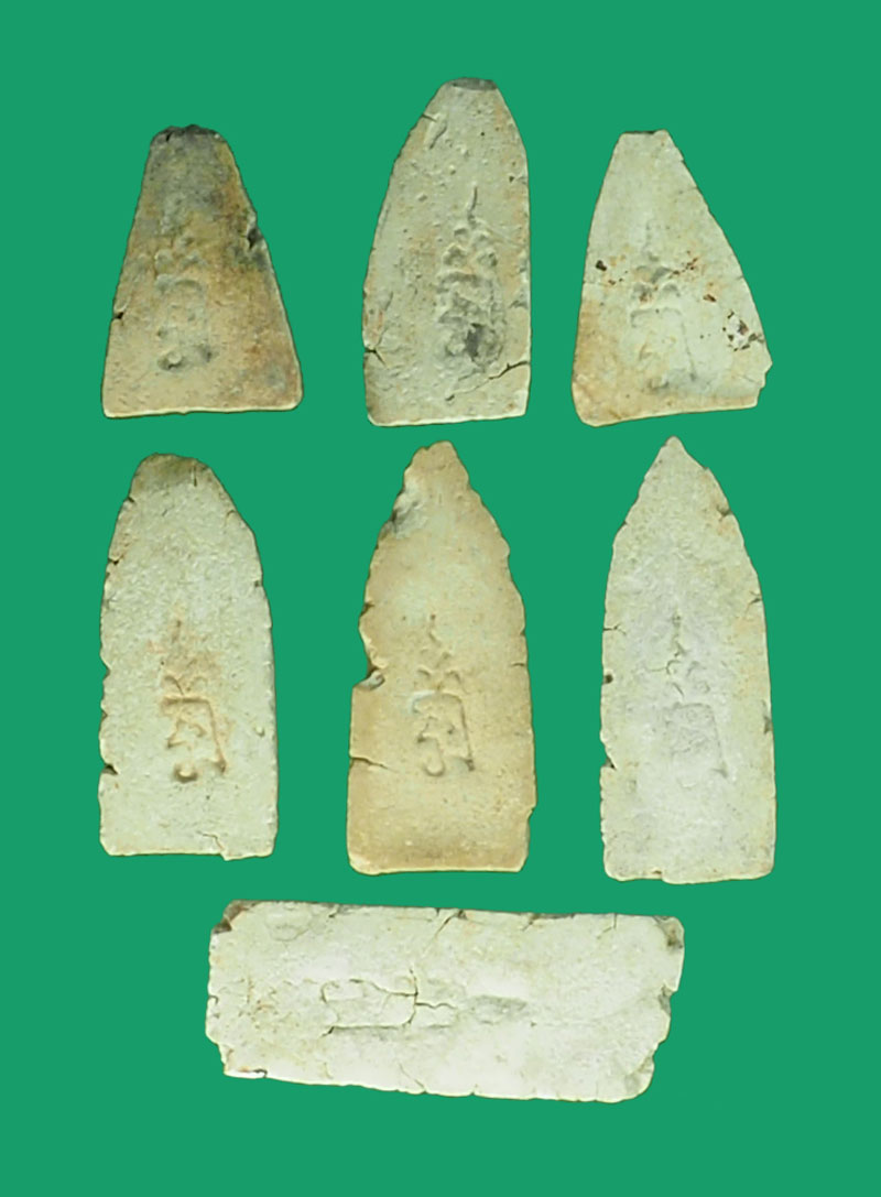 *33648 พระเนื้อผงพิมพ์พระประจำวัน หลังยันต์ เก่าไม่ทราบที่และปีสร้าง จำนวน 7 องค์ 9