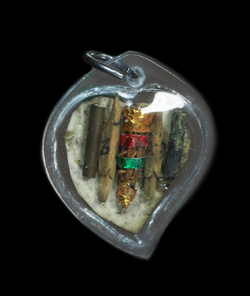 *30639 รูปถ่ายหลังสาริกาตะกรุดไซดักทรัพย์ หลวงพ่อเคน วัดถ้ำเขาอีโต้ ปราจีนบุรี (เลี่ยมพลาสติกใหม่) 48