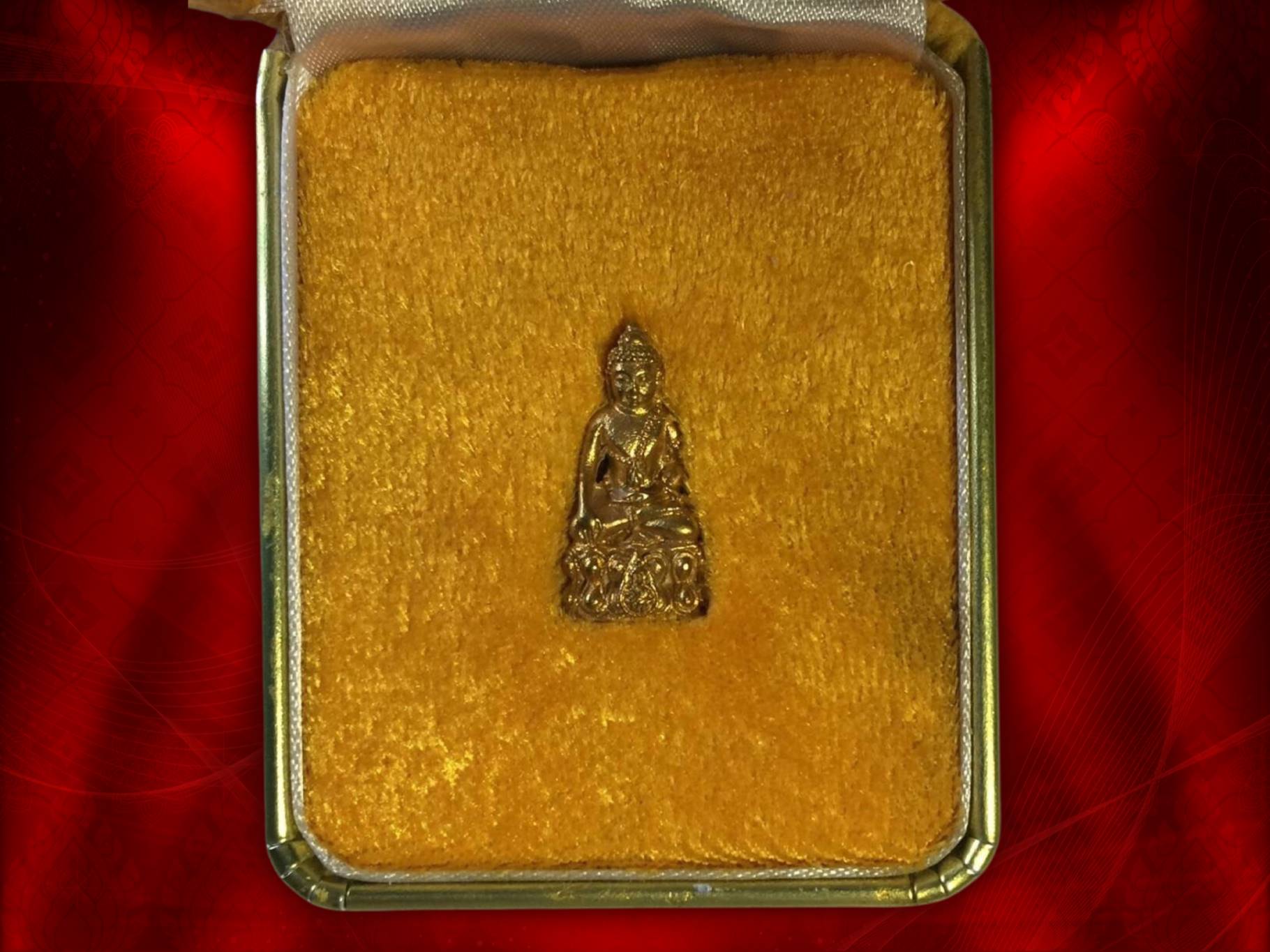 พระกริ่ง พระชัยวัฒน์ นวปทุม ภปร. เนื้อทองคำ พร้อมกล่องครบถ้วน ปี 2535 ในหลวงรัชกาลที่ 9 ทรงเททอง สมเด็จพระญาณสังวร สมเด็จพระสังฆราช ทรงอธิฏฐานจิต พร้อมกับพระเกจิและพระวิปัสสนาจารย์ทั่วประเทศ