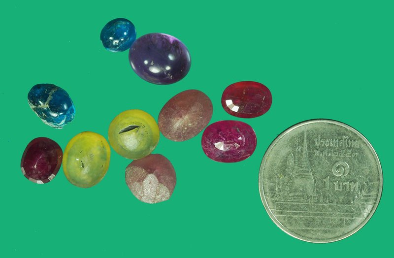 *40096 เม็ดพลอยหินสี ส่วนใหญ่จะพบตามกรุพระต่างๆ จำนวนตามภาพ 16