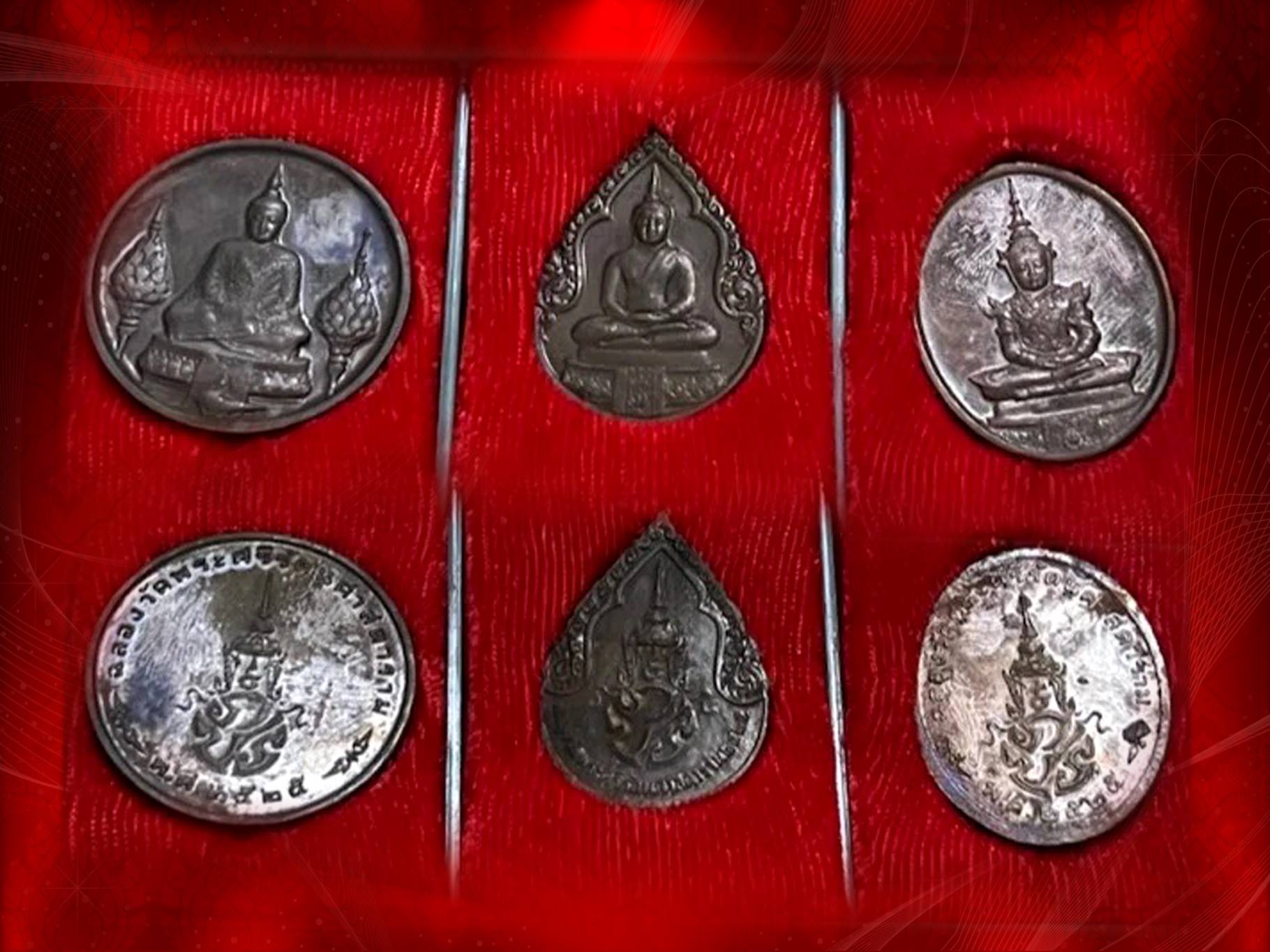 เหรียญพระแก้วมรกต ภปร ฉลองกรุงรัตนโกสินทร์ 200 ปี พ.ศ.2525 เนื้อทองแดง ฤดูหนาว ฤดูร้อน ฤดูฝน จำนวน 3 เหรียญ กล่องครบเซท ชุดที่ 2