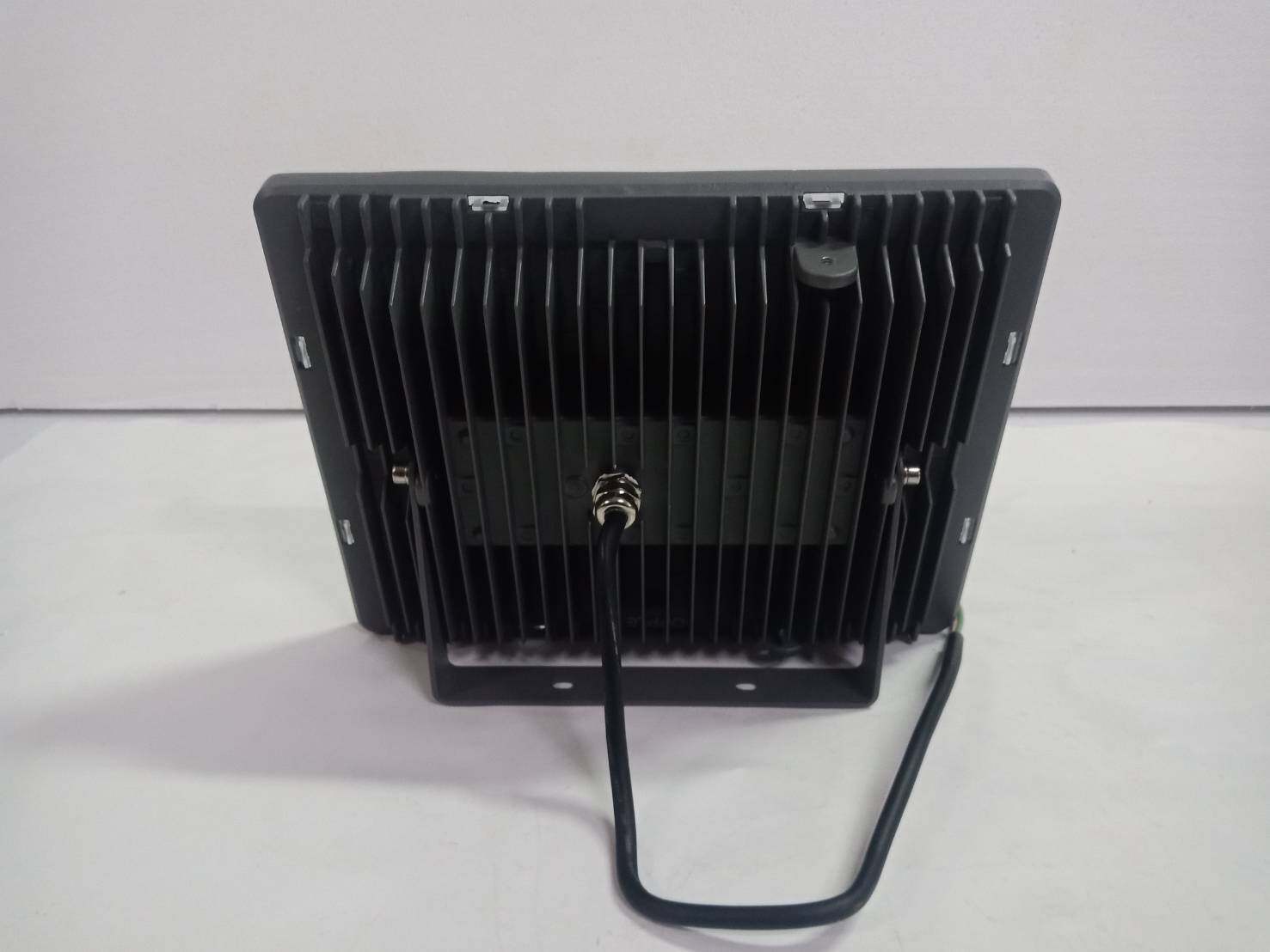 OPPLE โคมไฟสปอร์ตไลท์ 100W LED โคมไฟภายนอก กันน้ำ ถ่ายรูปแล้วแสงไม่กระพริบ รับประกัน 2 ปี