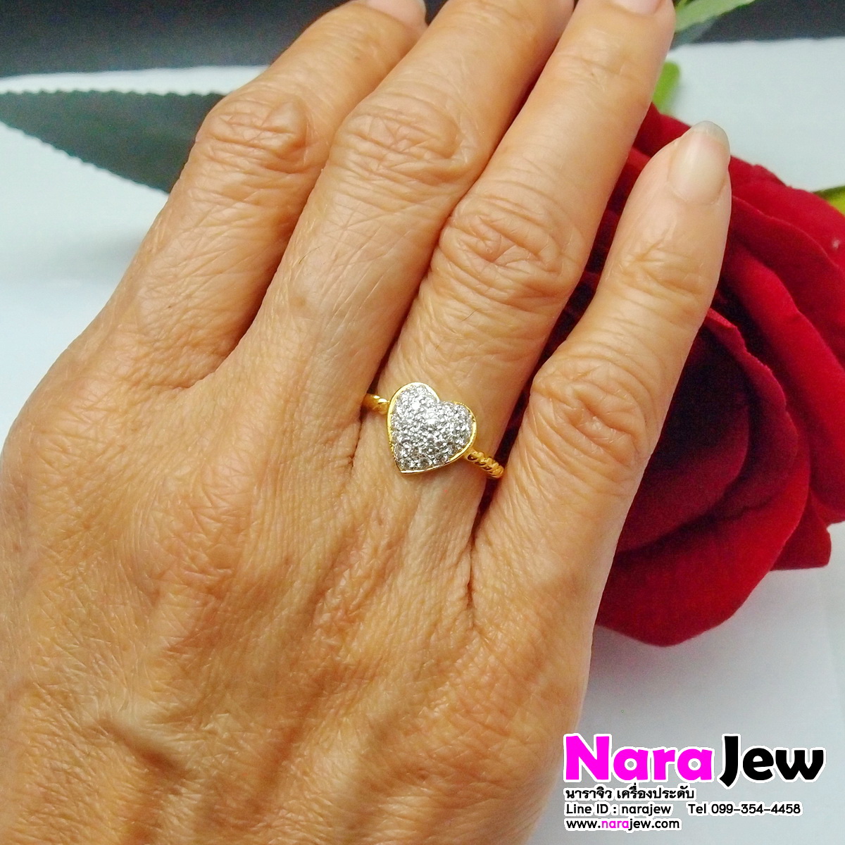 แหวนเพชร รูปหัวใจ ก้านตีเกลียว น้ำขาว 97 VS เพชรสวย เล่นไฟวิ้งๆ