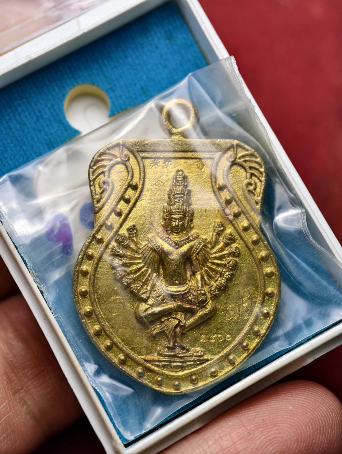 เหรียญหลวงปู่เกลี้ยง รุ่นบุญฤทธิ์ วัดโนนแกด จ.ศรีสะเกษ ปี 2556 พร้อมกล่อง (SKU-13721)