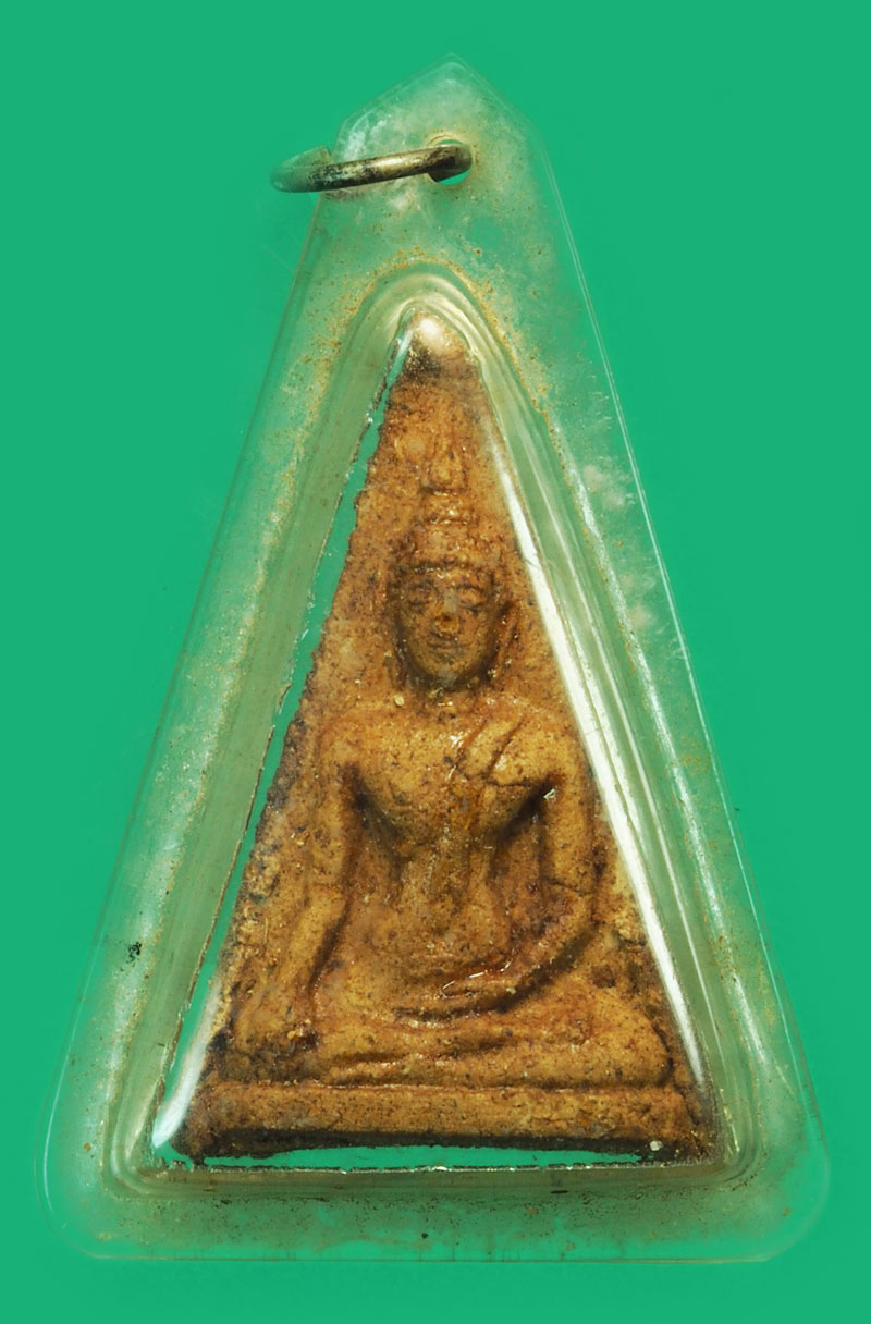 *37905 พระนางพญาหลังยันต์ เลี่ยมพลาสติกเก่า ไม่ทราบที่และปีสร้าง 3