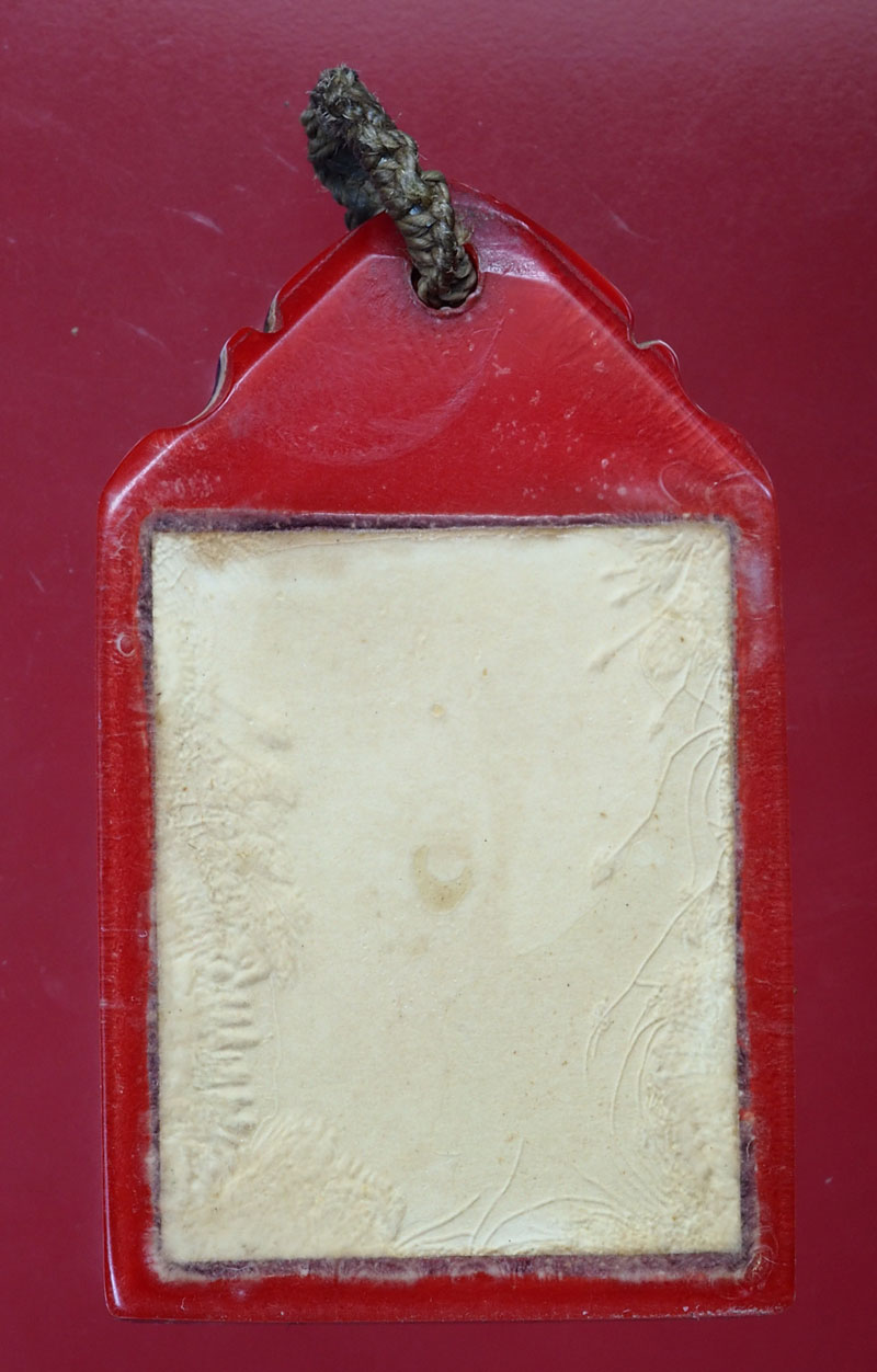 *29810 รูปถ่ายไม่ทราบอาจารย์ กระดาษหนังไก่ เลี่ยมพลาสติกเก่า 4