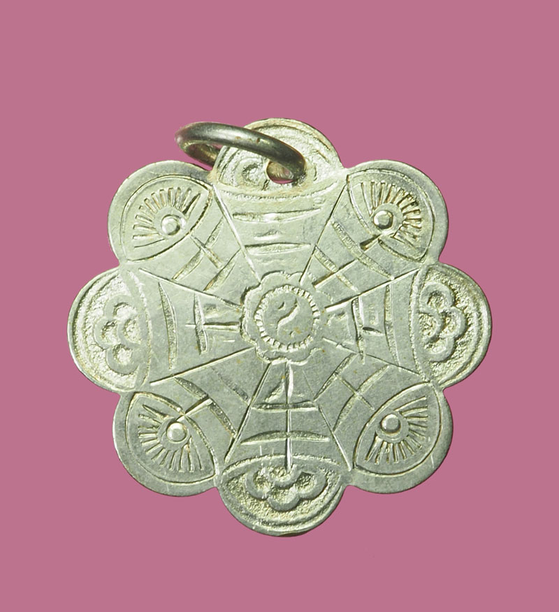 *32295 เหรียญเครื่องรางอักษรจีนหลังยันต์เเปดทิศ เนื้อเงินเก่าเก็บห่วงเชื่อม 12