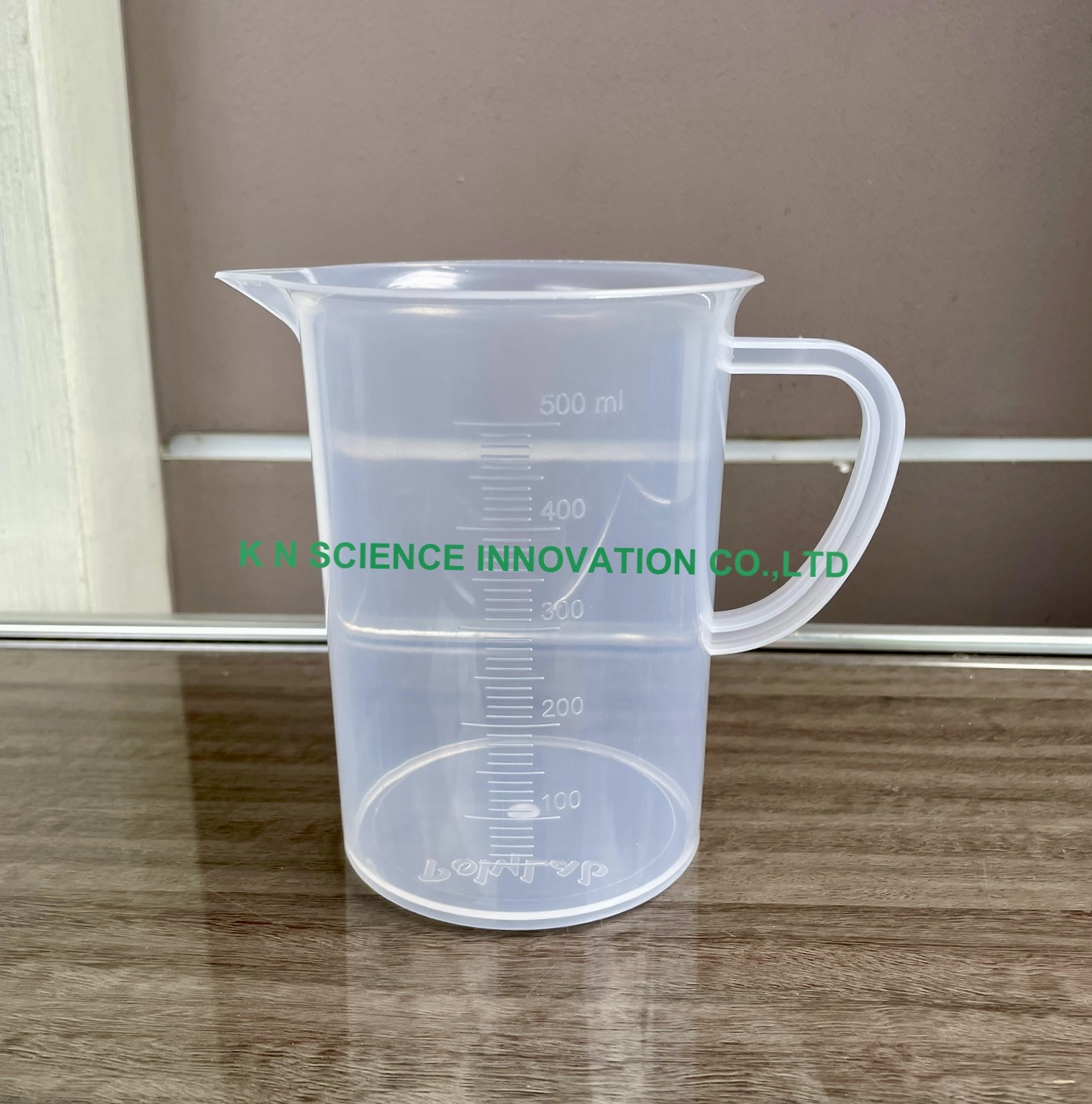 Beaker,มีหูหิ้ว,500 ml,สามารถ Autoclaveได้ พลาสติกเนืื้อ P.P ,Polylab 81102