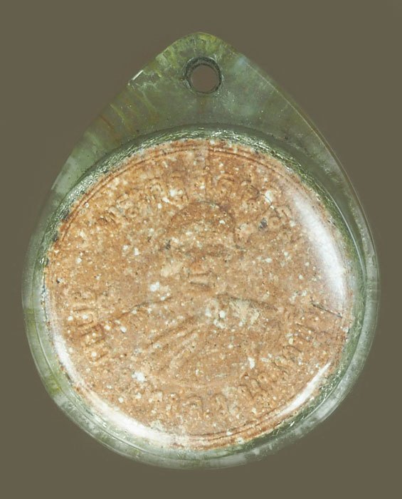 *38143 พระผงจันทร์ลอย หลวงพ่อท้วม วัดบางขวาง นนทบุรี เลี่ยมพลาสติกเก่าหลายสิบปี 41