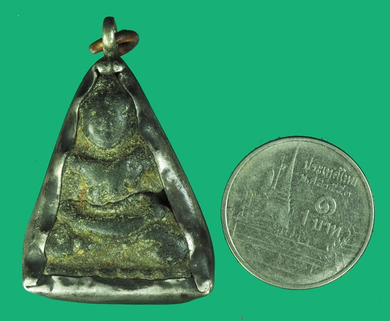 *40285 พระกรุหลวงพ่อโต เนื้อชินเขียวสภาพหักไม่ได้ซ่อม เลี่ยมเงินเก่า ไม่ทราบที่และปีสร้าง 13