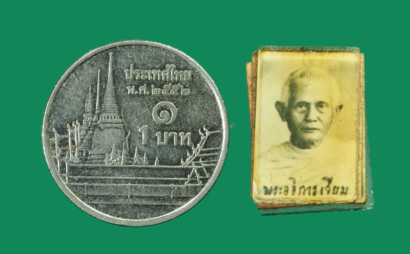 *31551 รูปถ่ายอัดกระจกเก่า พระอธิการเจียม หลังพระพุทธ ไม่ทราบที่และปีสร้าง 4