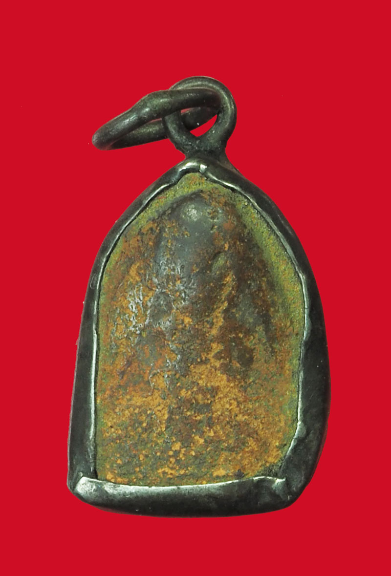 *32272 พระเนื้อดินลักษณะพิมพ์เม็ดน้อยหน่า กำแพงเพชร เลี่ยมจับขอบเงินก่า 13