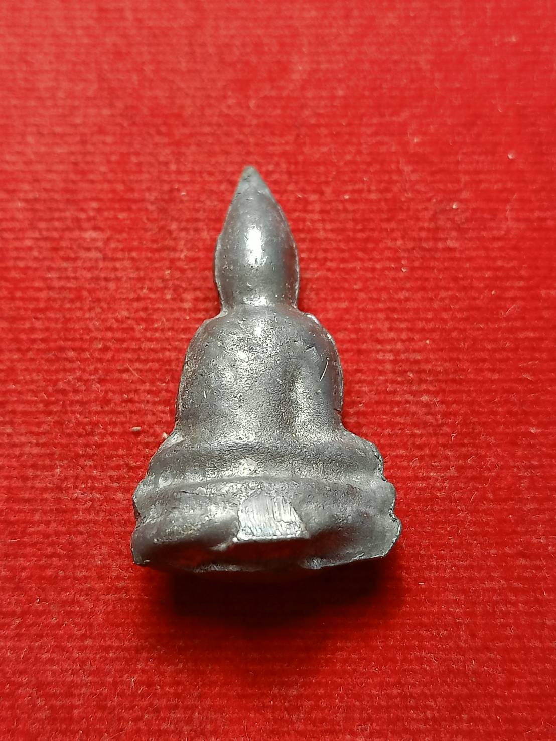 พระพุทธพิมพ์พระแก้ว เนื้อตะกั่ว ฝังเขี้ยวหมาป่า หลวงพ่อดำ วัดกุฎี จ.ปราจีนบุรี (SKU-08693)