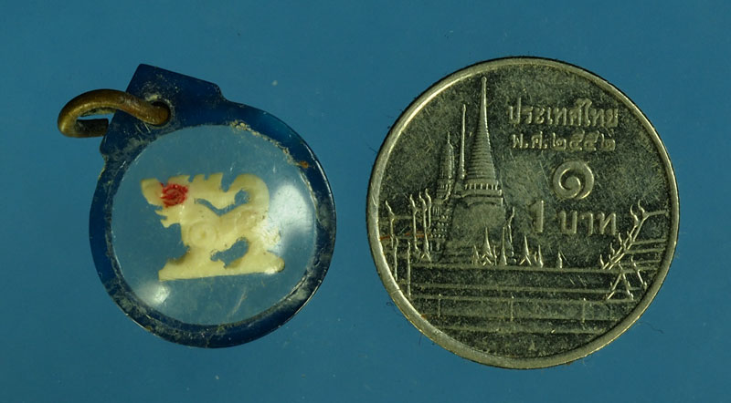 29702 สิงห์แกะ เลี่ยมพลาสติกเดิม จากวัดเก่าพอมีอายุ 12