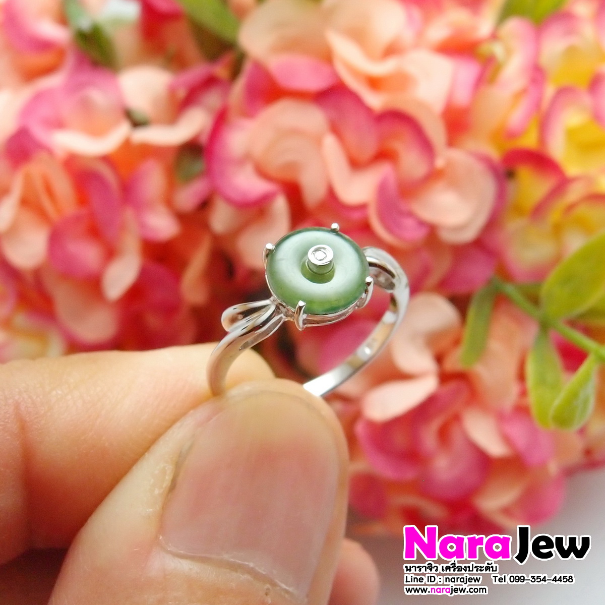 แหวนหยกพม่า สีเขียวเข้มสดสวย ตรงกลางประดับเพชรแท้ เรือนทองขาว White Gold 18K