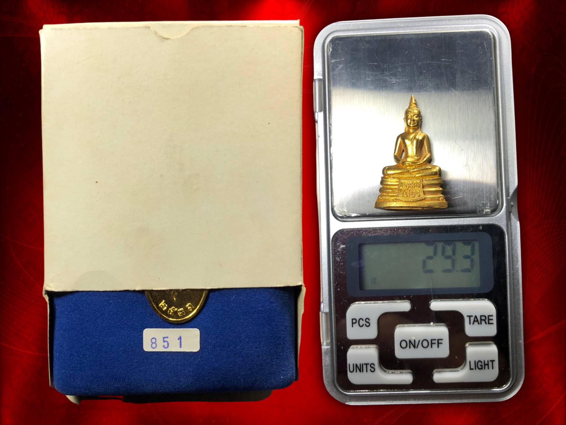 พระกริ่งหลวงพ่อพระพุทธโสธร รุ่น ญสส. ปี2533 ชุดทองคำ เงิน นวะ ด้านหน้าตรงผ้าทิพย์สลักอักษรว่า พระพุทธโสธร ด้านหลังประดิฏฐานตราสัญลักษณ์ประจำพระองค์ คือ ญสส. มีหมายเลขประจำองค์พระ กำกับทุกองค์ ชุดนี้ หมายเลข No.851 เลขเดียวกันทุกองค์ ทองคำหนัก 29.3 กรัม