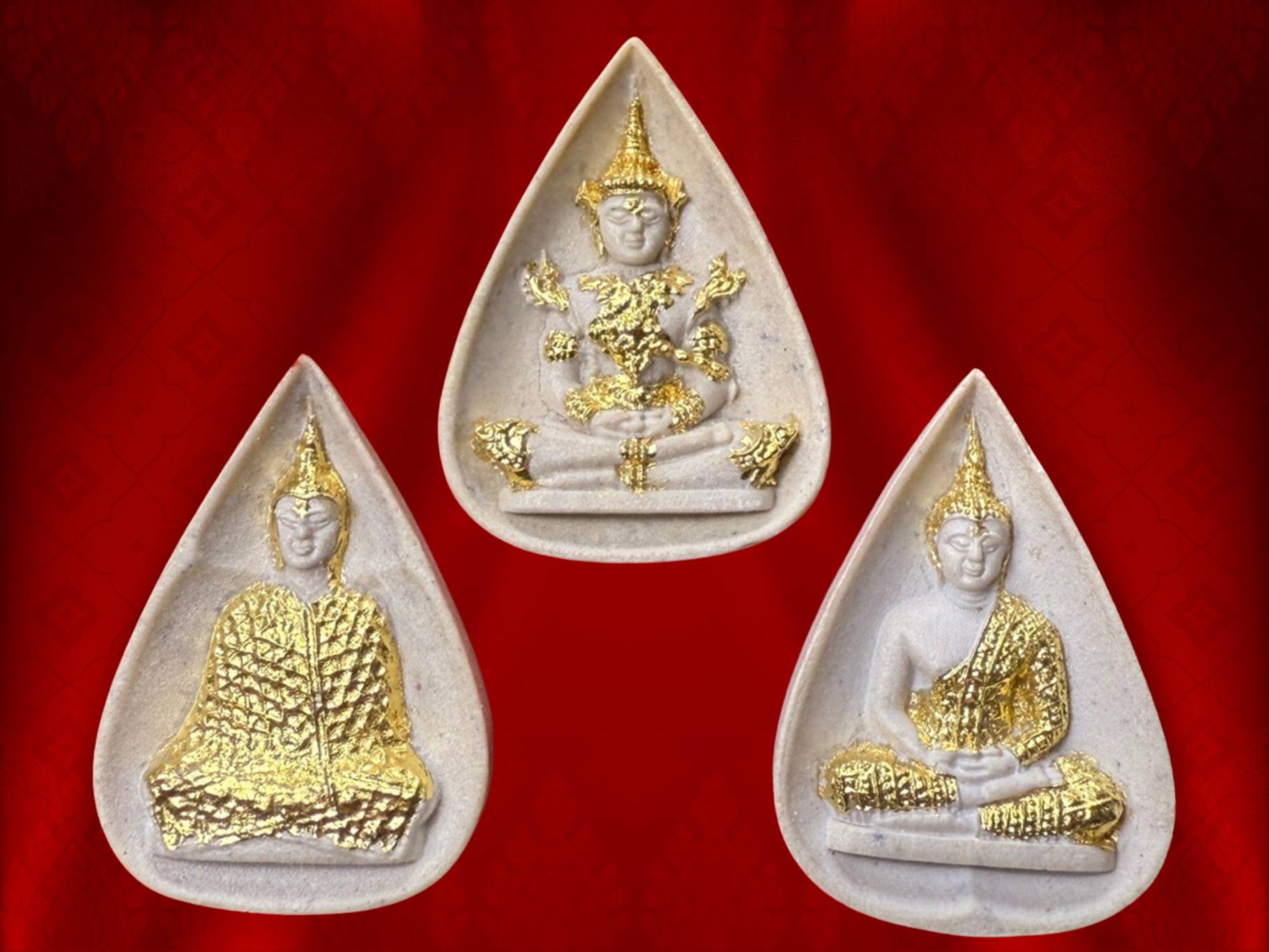 พระแก้วมรกต พระปรมาภิไธยย่อ ภปร. ปี 2530 องค์ปิดทอง สวยงาม กล่องครบถ้วน จัดสร้างปี 2530 ชุดกรรมการปิดทอง 3 องค์ 3 ฤดู ฤดูหนาว ฤดูฝน ฤดูร้อน พิธีมหาพุทธาภิเษก ณ พระอุโบสถวัดบวรนิเวศวิหาร และวัดพระศรีรัตนศาสดาราม ในพระบรมมหาราชวัง(วัดพระแก้ว)