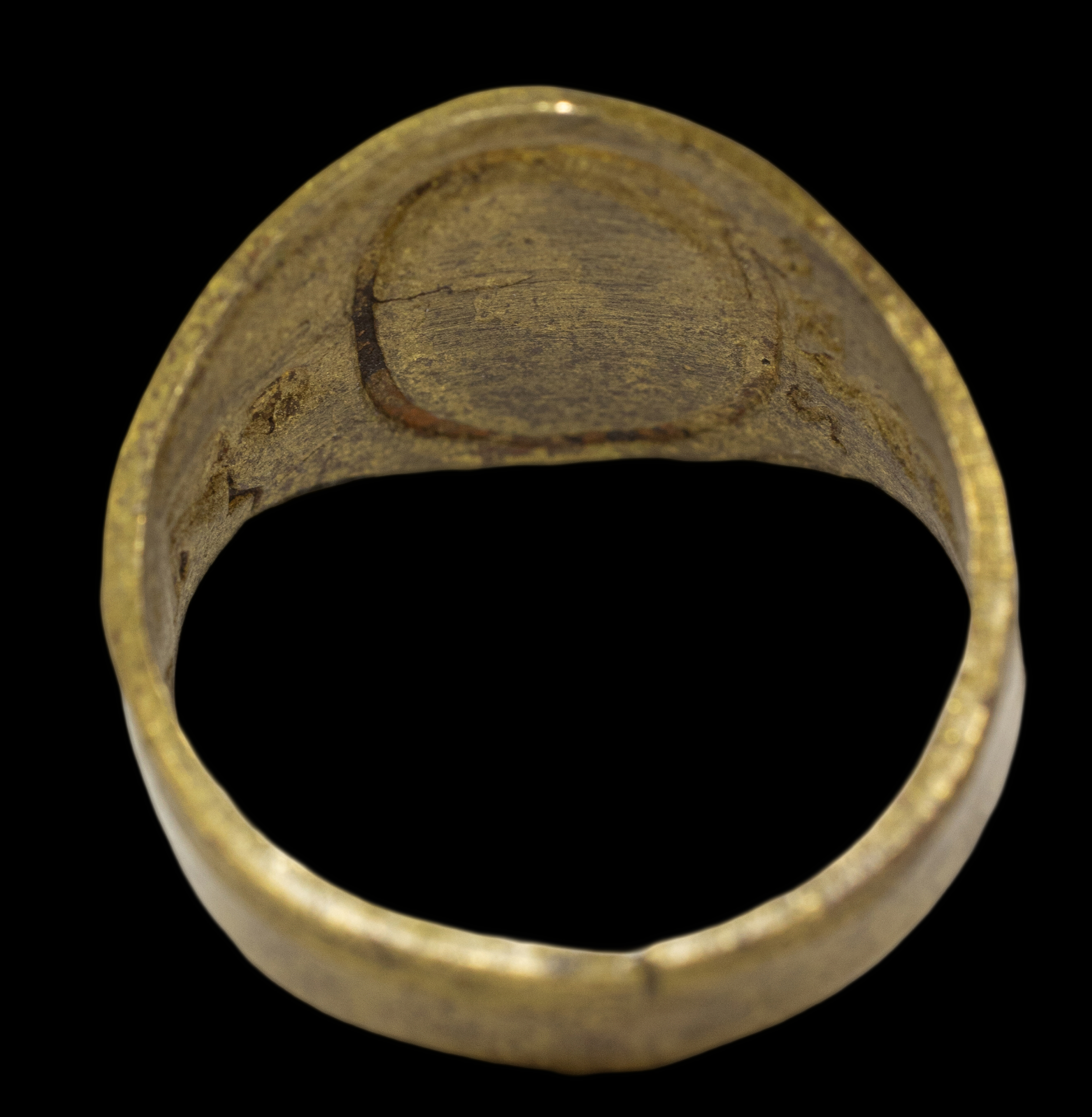 แหวนหลวงพ่ออิ่ม วัดหัวเขา จังหวัดสุพรรณบุรี พิมพ์ยืน นางกวัก หัวเมฆพัตร ผสมด้วยแร่เหล็กไหล เนื้อทองผสม